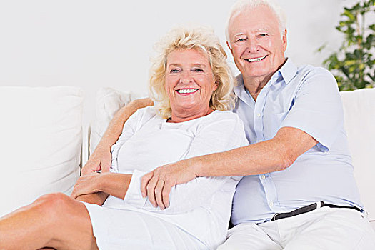 喜悦,老年夫妇,头像,搂抱,客厅