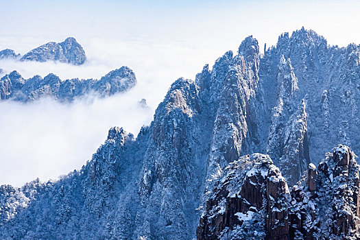 中国安徽黄山风景区,冬日雪后奇峰怪石林立,云雾飘渺宛若仙境