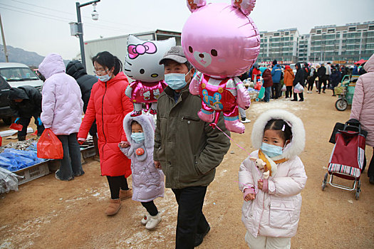 山东省日照市,赶年集买年货,人头攒动就像不要钱