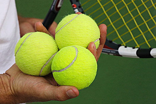 一个,男人,网球场,拿着,球拍,三个,网球,托雷莫里诺斯,马拉加,安达卢西亚,西班牙