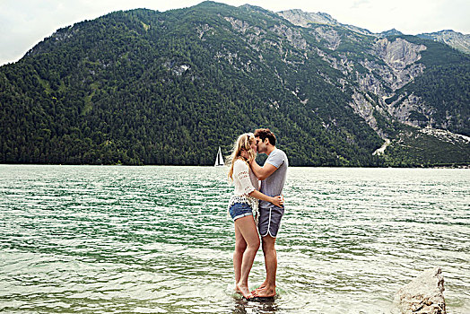情侣,浅水,吻,阿亨湖地区,因斯布鲁克,奥地利,欧洲