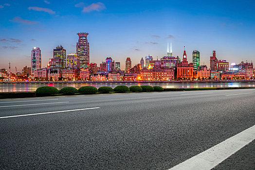 城市道路夜景和上海陆家嘴建筑景观