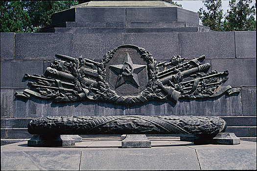 苏军烈士陵园内的苏军烈士纪念碑左侧