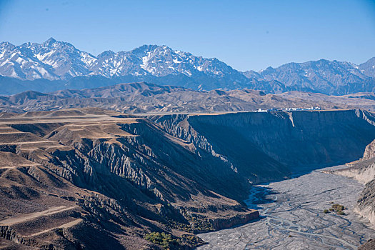 新疆安集海大峡谷谷底冲击扇形丘陵