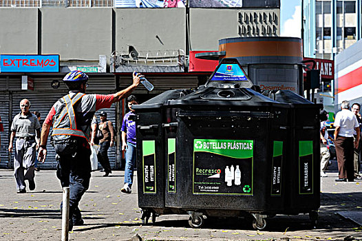 男人,投掷,塑料瓶,容器,垃圾分类,再循环,步行区,哥斯达黎加,拉丁美洲,中美洲