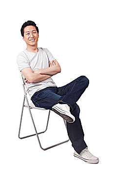 一个坐在白色折叠椅上的青年男士