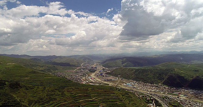 甘肃岷县,山环水绕的岷县县城