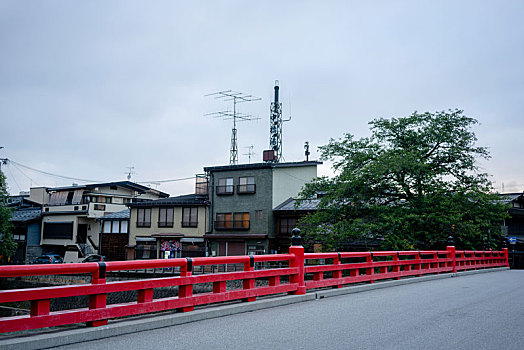 日本小镇河流上的红桥