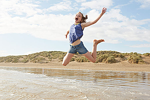 女孩,跳跃,半空,海滩,沙,肯特郡,英国