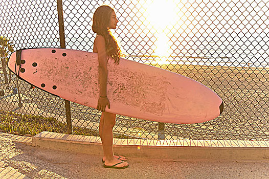 女孩,站立,海滩,拿着,粉色,冲浪板