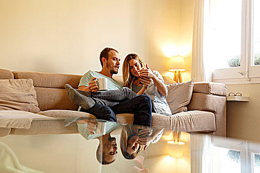 中年,夫妻,放松,沙发,看,智能手机