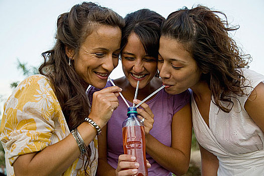 三个女人,喝,吸管,瓶子
