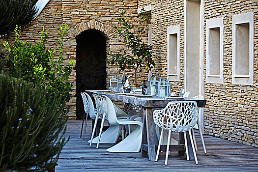 白色,户外椅,乡村,木桌子,平台,靠近,地中海,石屋