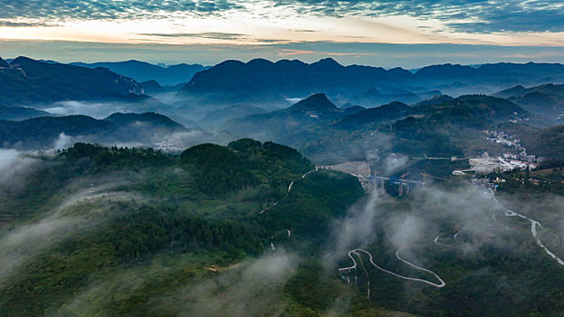 重庆酉阳,秋后山岚扮靓乡村