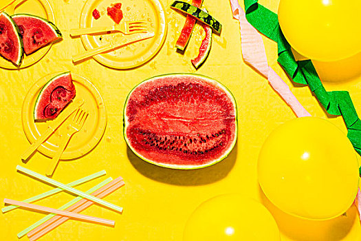 西瓜,切,一半,黄色,盘子,桌布,餐具,气球,彩带,吸管