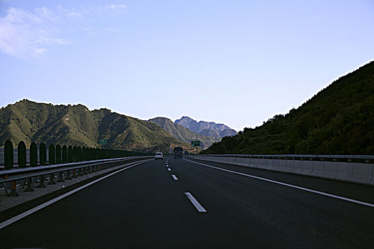 平坦干净的高速公路