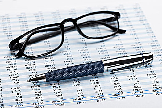 财务数据,眼镜,笔