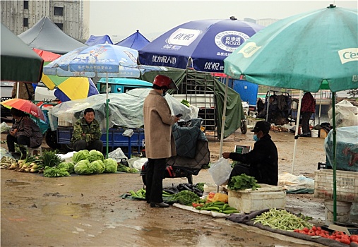 山东省日照市,市民冒雨赶农村大集,蔬菜水果价格便宜