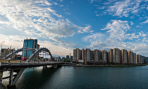 全景,建筑群,高楼,河,灯,夜景,夕阳,倒影,云霞,乌云,城市夜景,草,剪影,风光,水面,奇景