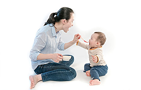 妈妈在喂宝宝吃水果泥