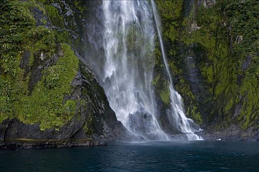 瀑布,米尔福德峡湾,南部地区,南岛,新西兰