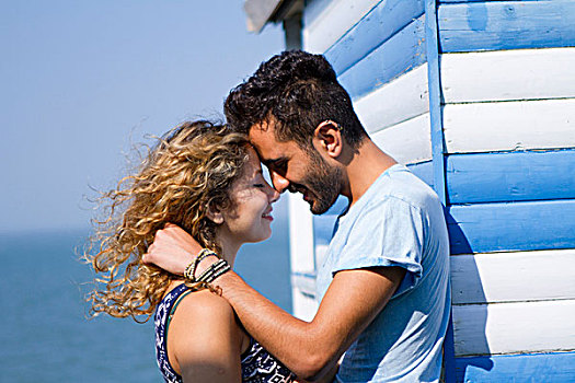 年轻,情侣,搂抱,海滩小屋