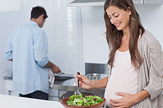 孕妇,混合,沙拉,厨房,丈夫,洗碗,后面