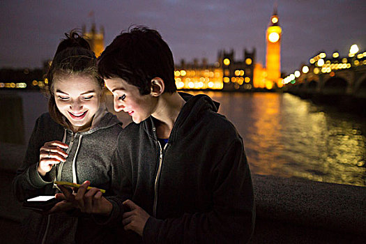 美女,光亮,智能手机,俯视,微笑,相对,威斯敏斯特宫,伦敦,英国
