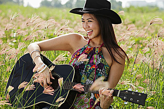 高兴,女人,弹吉他,草场