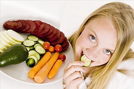女孩,咬,黄瓜,旁侧,盘子,蔬菜
