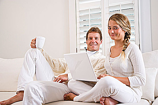 父亲,青少年,女儿,白色背景,客厅,沙发,使用笔记本