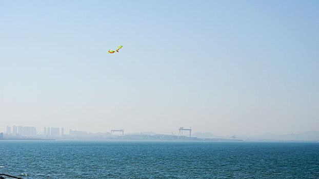 茫茫的大海上有一个彩色的风筝