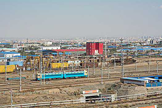 乌鲁木齐火车西站远眺飞机场