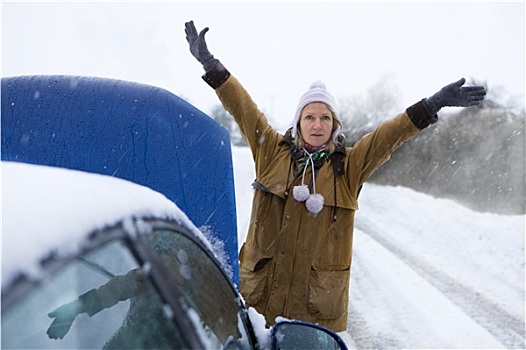 女人,汽车,雪中