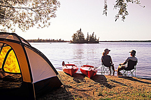 伴侣,放松,水獭,营地,怀特雪尔省立公园,曼尼托巴,加拿大