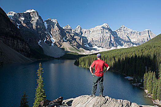 站立,男人,悬崖,暸望,远眺,湖,山脉,蓝天,艾伯塔省,加拿大