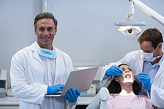 头像,牙医,拿着,笔记本电脑,牙科诊所,同事,检查,女病人