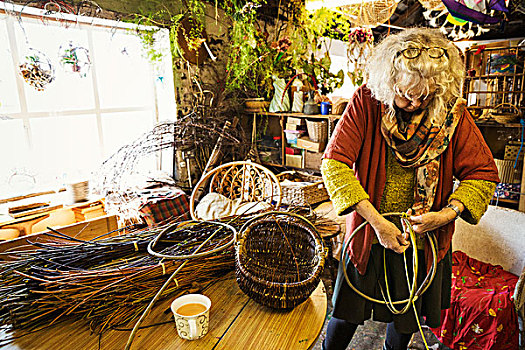 女人,编织,篮子,工作间