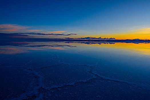 玻利维亚乌尤尼盐湖天空之镜日出