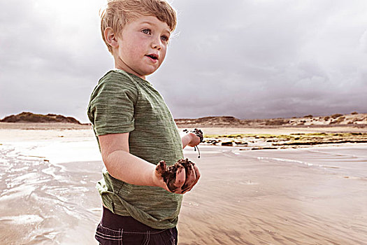 男孩,海滩,拿着,湿,沙子,圣克鲁斯-德特内里费,加纳利群岛,西班牙,欧洲