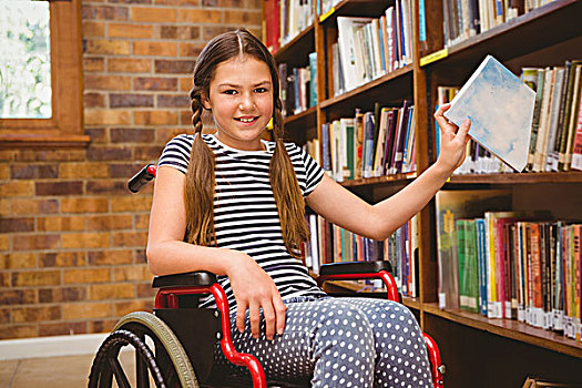 女孩,轮椅,选择,书本,图书馆