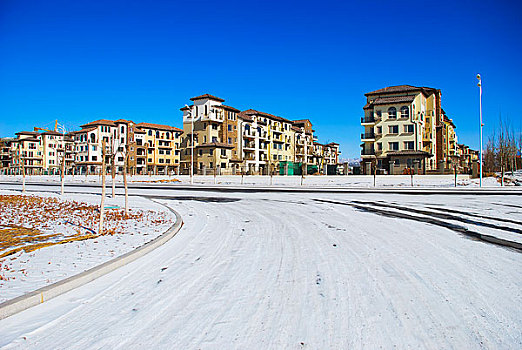 雪后蓝天下的住宅小区