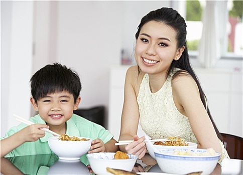 中国人,母亲,儿子,坐,在家,吃,食物