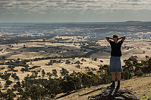 后视图,女人,站立,手放头后,岩石上,山峰,澳大利亚