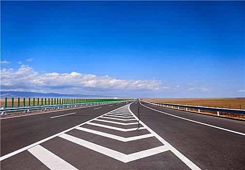 自驾新疆,高速路上的美景
