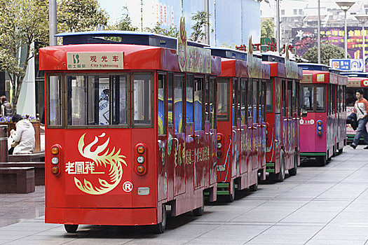 上海南京路步行街上的观光车