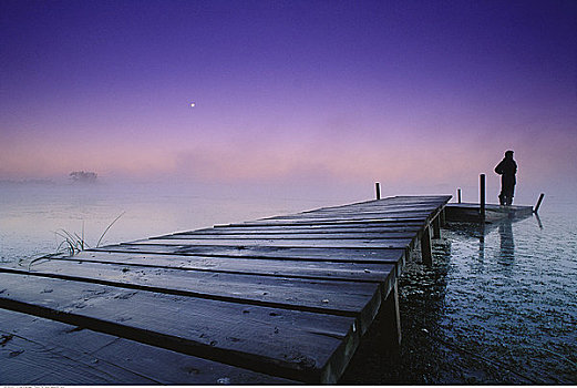 剪影,人,站立,水塘,码头,黄昏,靠近,艾伯塔省,加拿大