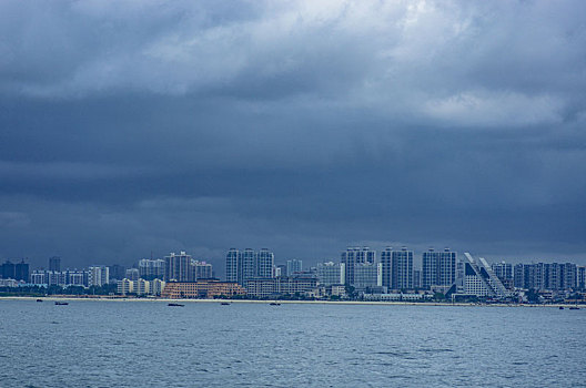 港口,海岸,岸边,海边,沿岸,阴天,白天,乌云,雷云,多云,云,天气,气象,预警,停泊,停留,通行,目的地,旅行,休闲,旅游,水,水岸,滨水地区,水系,海滨,城市,天际