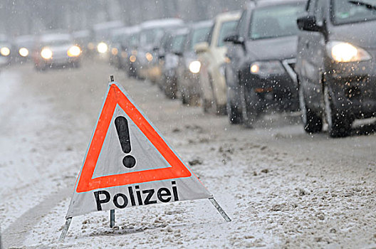 警告,三角形,警察,积雪,道路,正面,交通,堵塞,斯图加特,巴登符腾堡,德国,欧洲