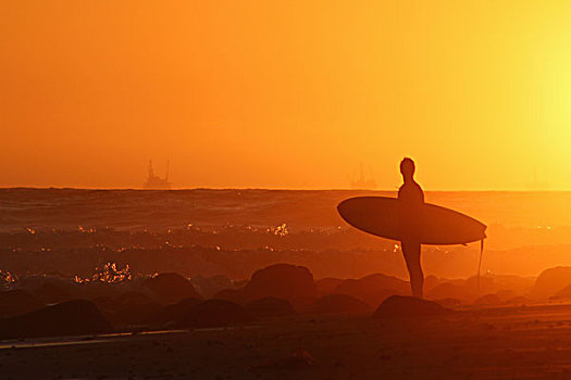 一个人,站立,海滩,拿着,冲浪板,日落